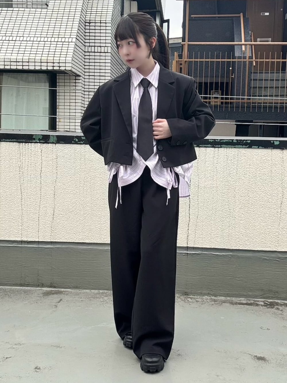 ブラック系のその他パンツ、ブラック系のテーラードジャケット、ピンク系のシャツ/ブラウスを着用したレディースの春コーディネートの3枚目の写真