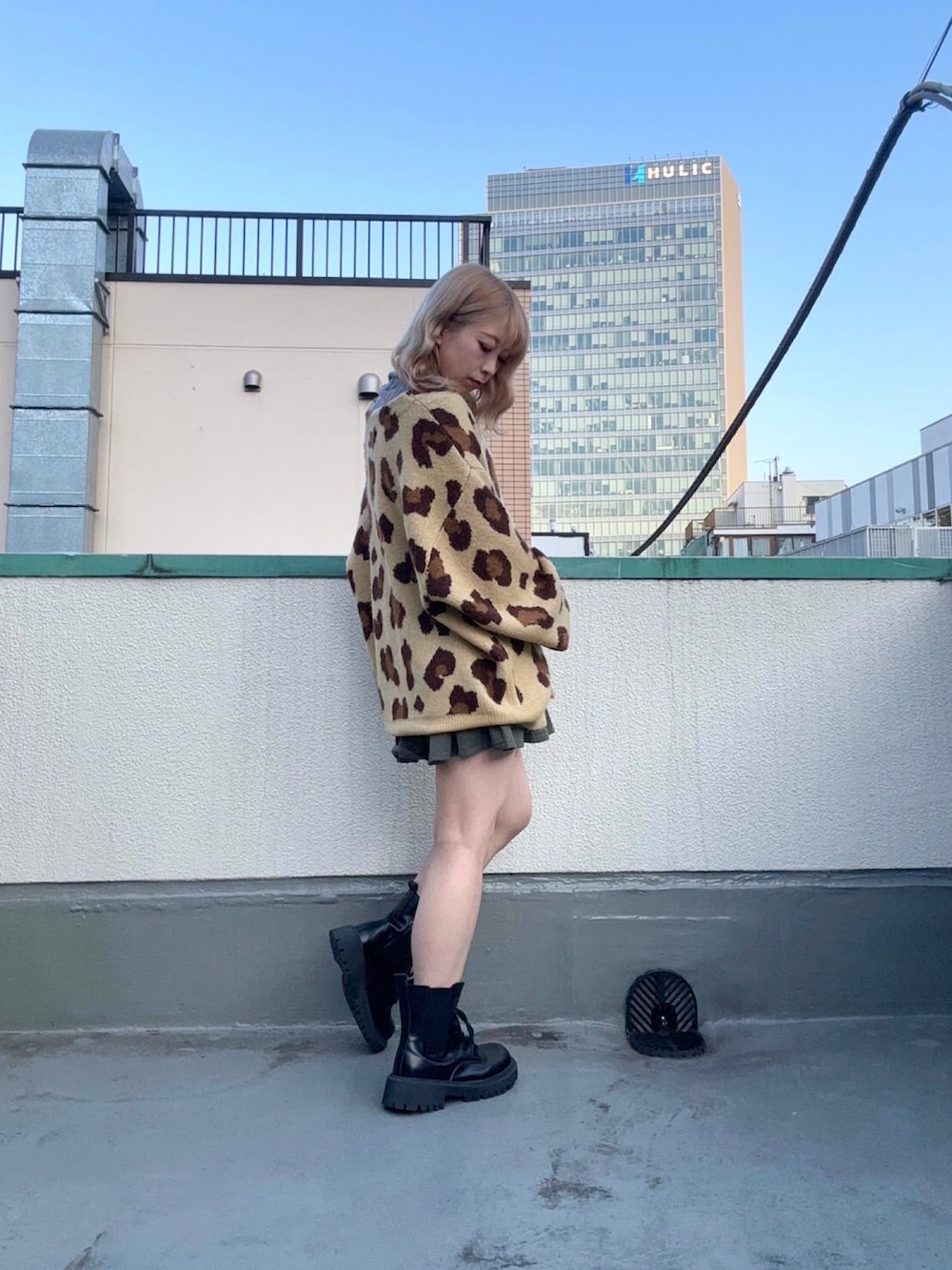 ブラウン系のカーディガン/ボレロ、グレー系のスカート、グレー系のニット/セーターを着用したレディースの秋コーディネートの3枚目の写真