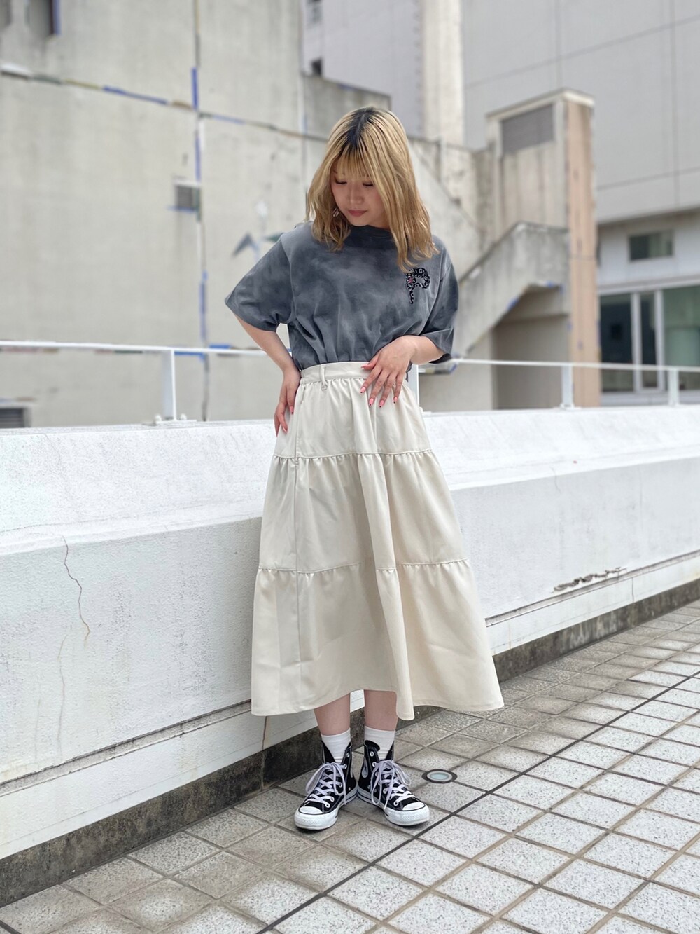 ブラック系のTシャツ/カットソー、ホワイト系のワンピースを着用したレディースの夏コーディネートの2枚目の写真