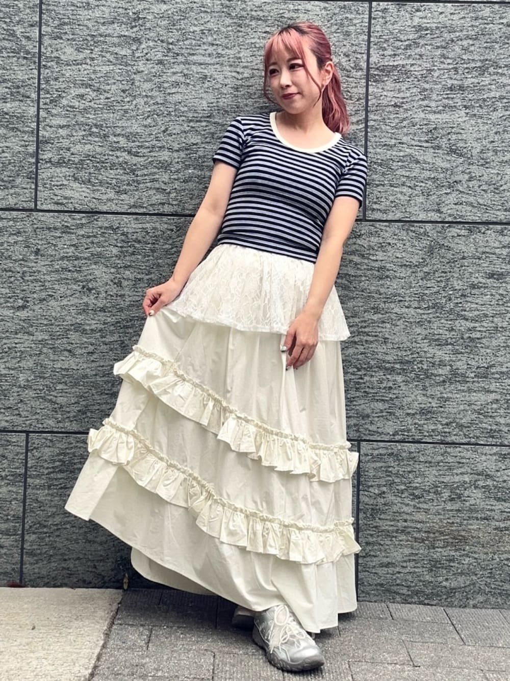ホワイト系のスカート、ブルー系のTシャツ/カットソーを着用したレディースの夏コーディネートの5枚目の写真
