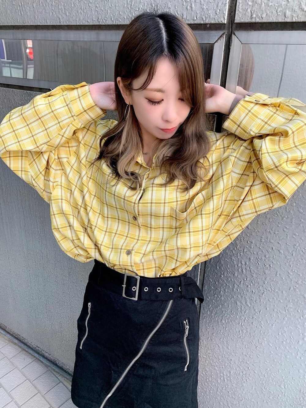 イエロー系のシャツ/ブラウス、ブラック系のスカートを着用したレディースの冬コーディネートの3枚目の写真