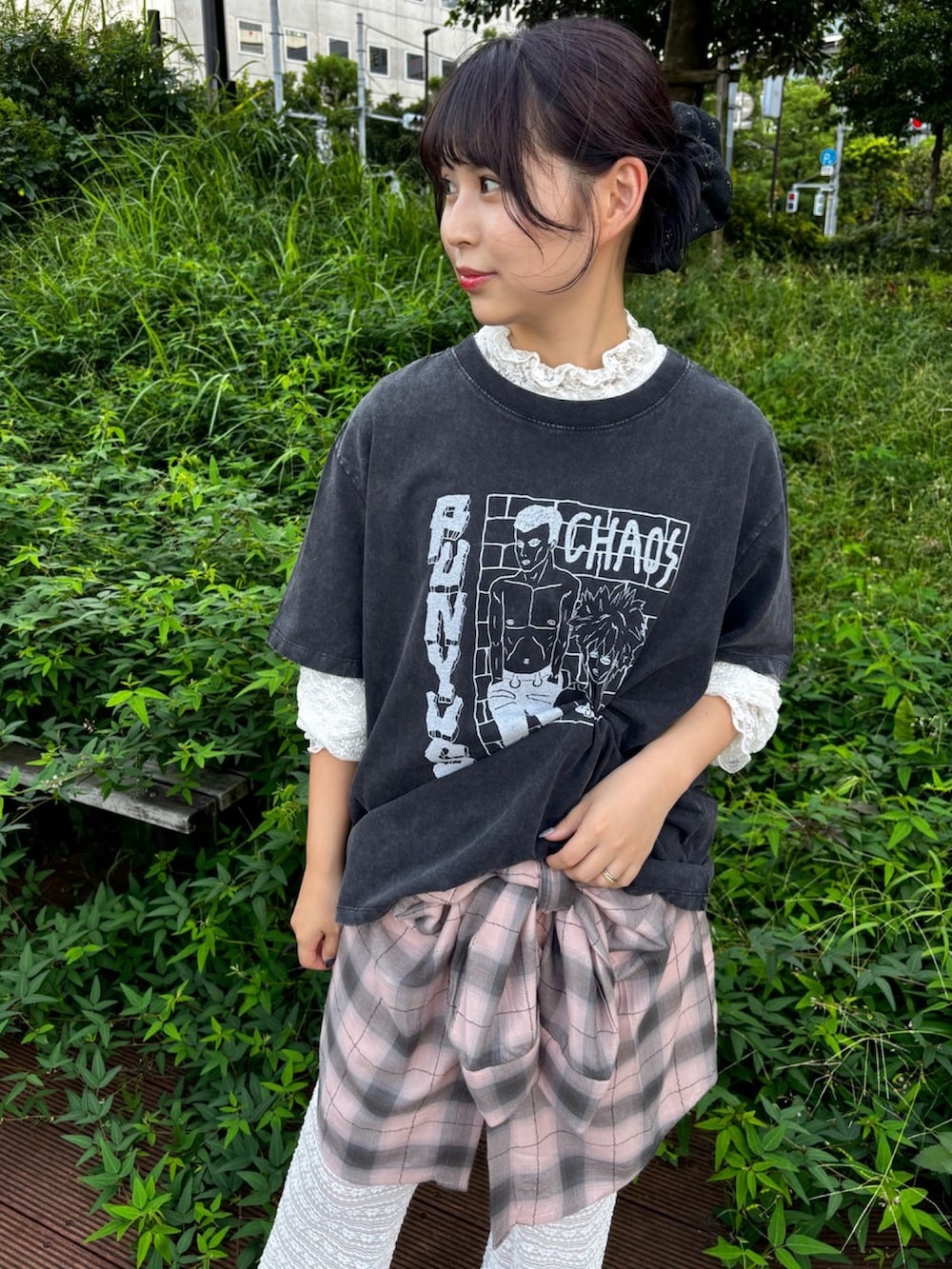 ピンク系のビジネスシャツ、ホワイト系のその他パンツ、ブラック系のTシャツ/カットソーを着用したレディースの秋コーディネートの3枚目の写真