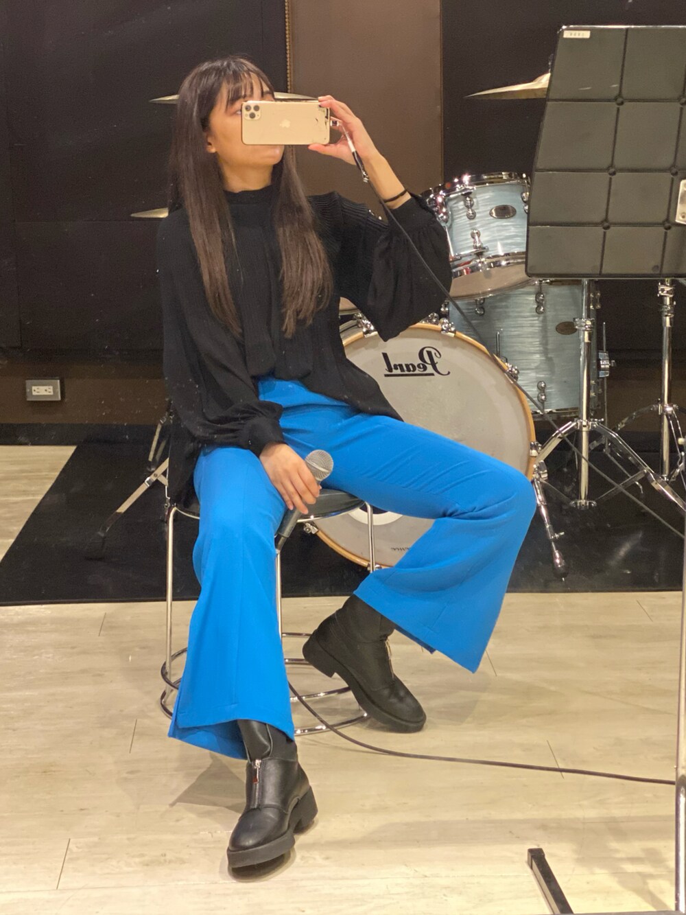 ブルー系のパンツ、ブラック系のトップスを着用したレディースの秋コーディネートの2枚目の写真