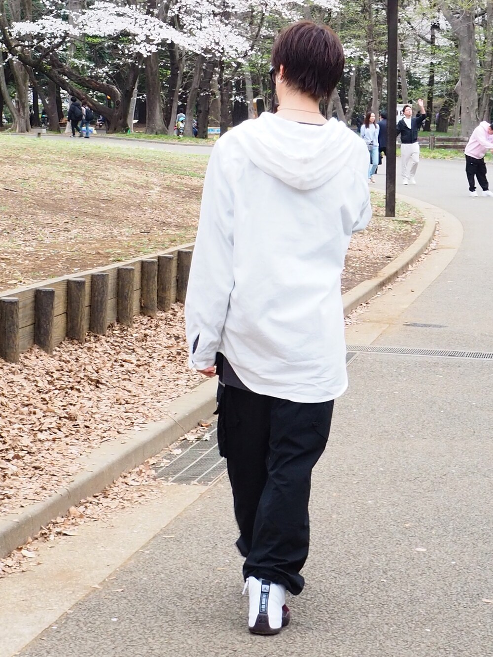 ブラック系のカーゴパンツ、ホワイト系のスニーカー、ホワイト系のシャツ/ブラウスを着用したメンズの秋コーディネートの3枚目の写真