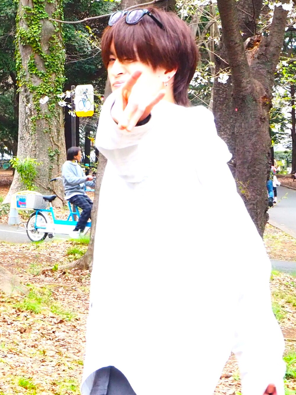 ブラック系のカーゴパンツ、ホワイト系のスニーカー、ホワイト系のシャツ/ブラウスを着用したメンズの秋コーディネートの5枚目の写真