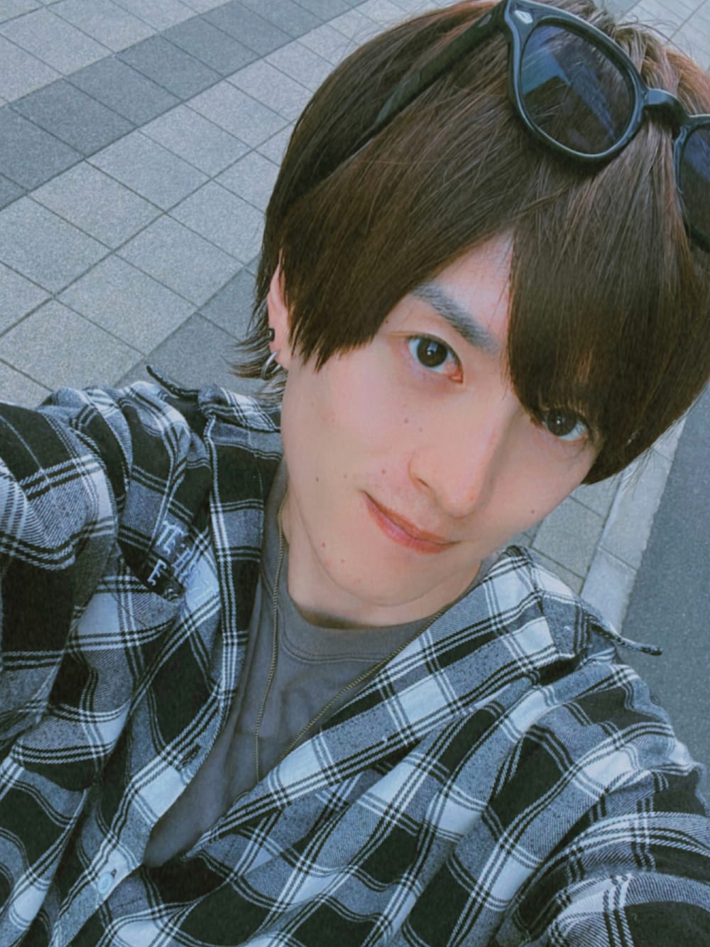 ベージュ系のスニーカー、ブラック系のカーゴパンツ、グレー系のTシャツ/カットソーを着用したメンズの春コーディネートの2枚目の写真