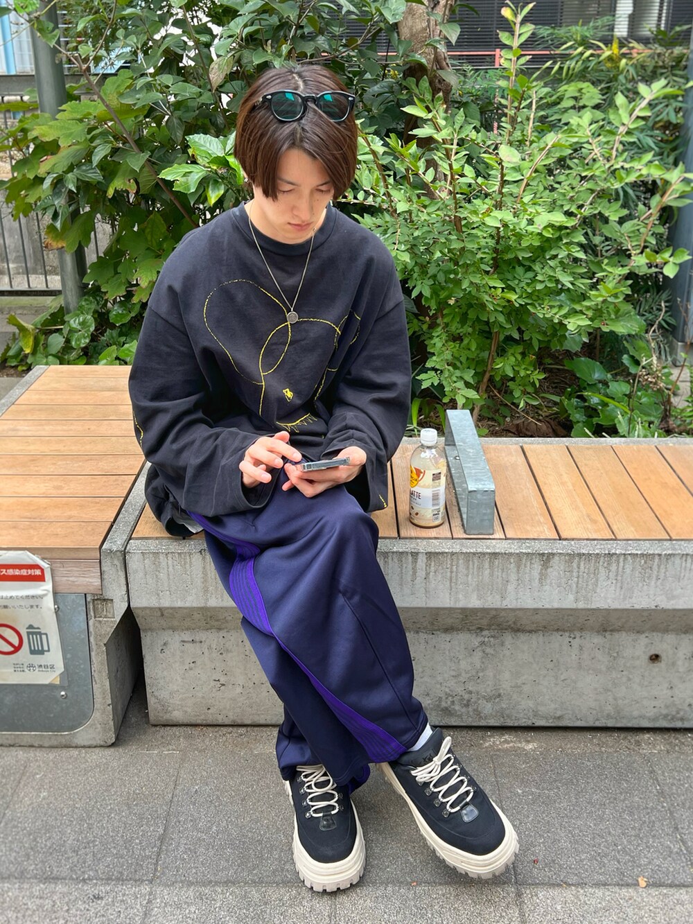 ブラック系のスニーカー、ブルー系のその他パンツ、ブラック系のTシャツ/カットソーを着用したメンズの秋コーディネートの2枚目の写真