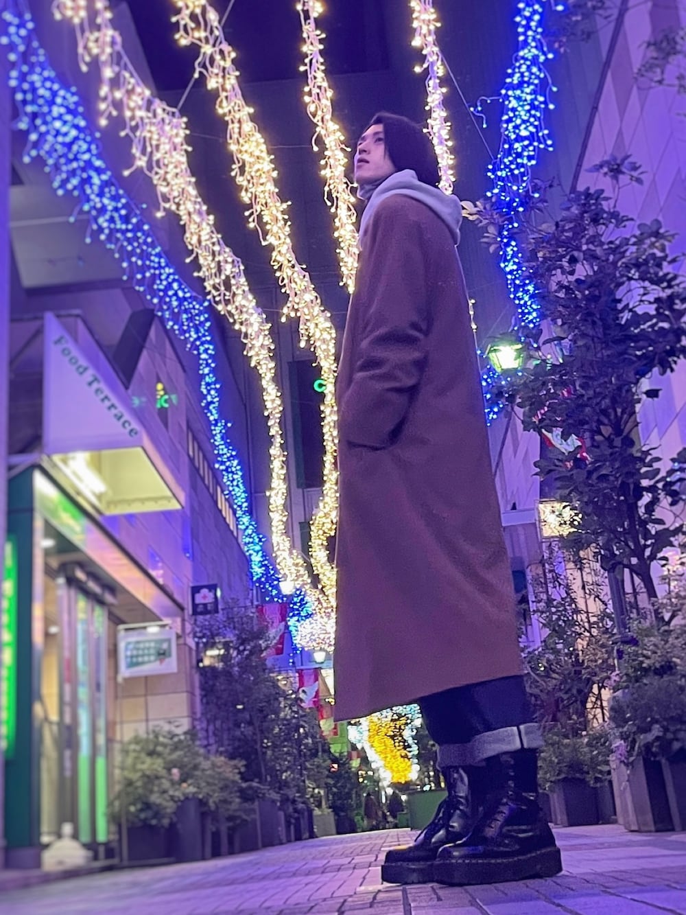 ブラック系のブーツ、ブルー系のデニムパンツ、グレー系のパーカーを着用したメンズの冬コーディネートの2枚目の写真