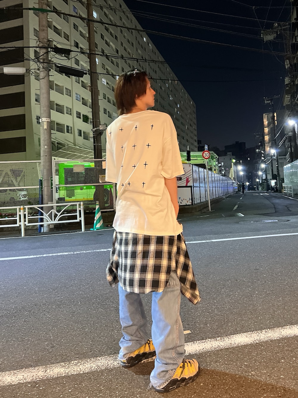 「アツいコーデ全部見せ、お出かけコーデ、古着MIX、シャツスタイル、秋服準備はじめました、スニーカー、厚底シューズ、サングラス、プチプラ、デニム、ロゴT、レイヤードスタイル、メガネ男子、デートコーデ、腰巻きスタイル」｜「NIKEのアイテム（スニーカー、ベージュ系）」を使った、RiKu.さん（メンズ・171cm）の夏コーディネートの2枚目の写真