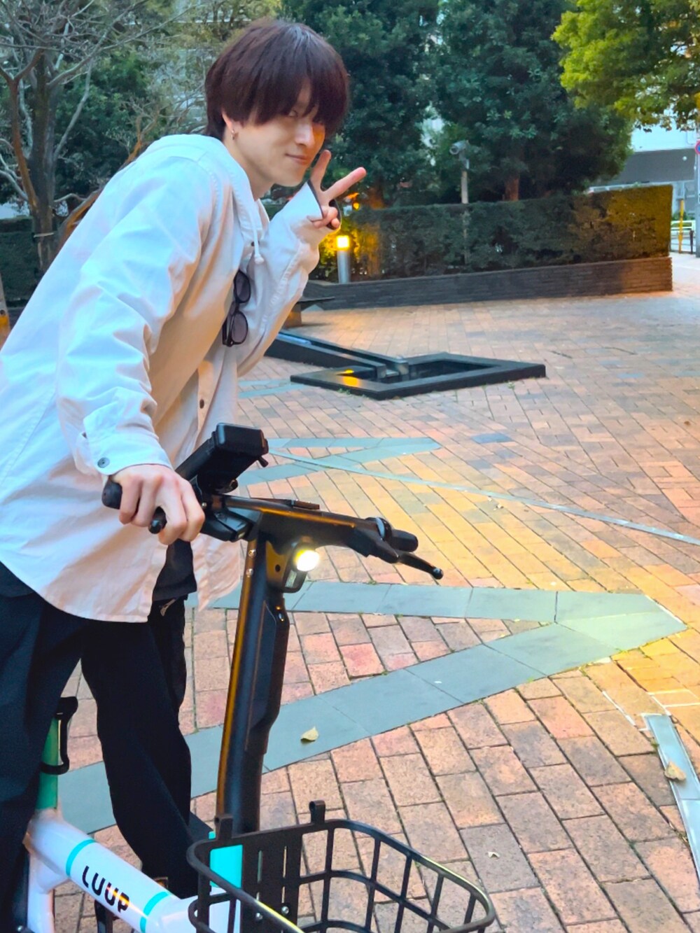 ブラック系のカーゴパンツ、ホワイト系のスニーカー、ホワイト系のシャツ/ブラウスを着用したメンズの秋コーディネートの4枚目の写真