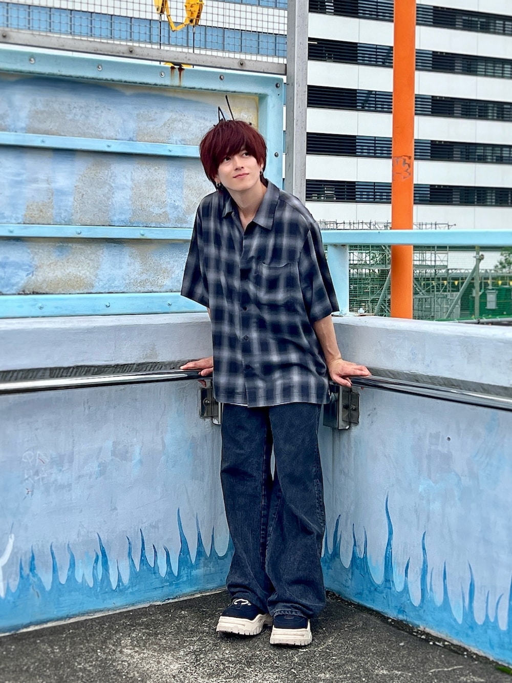 ブラック系のスニーカー、ブラック系のデニムパンツ、ブラック系のシャツ/ブラウスを着用したメンズの夏コーディネートの2枚目の写真