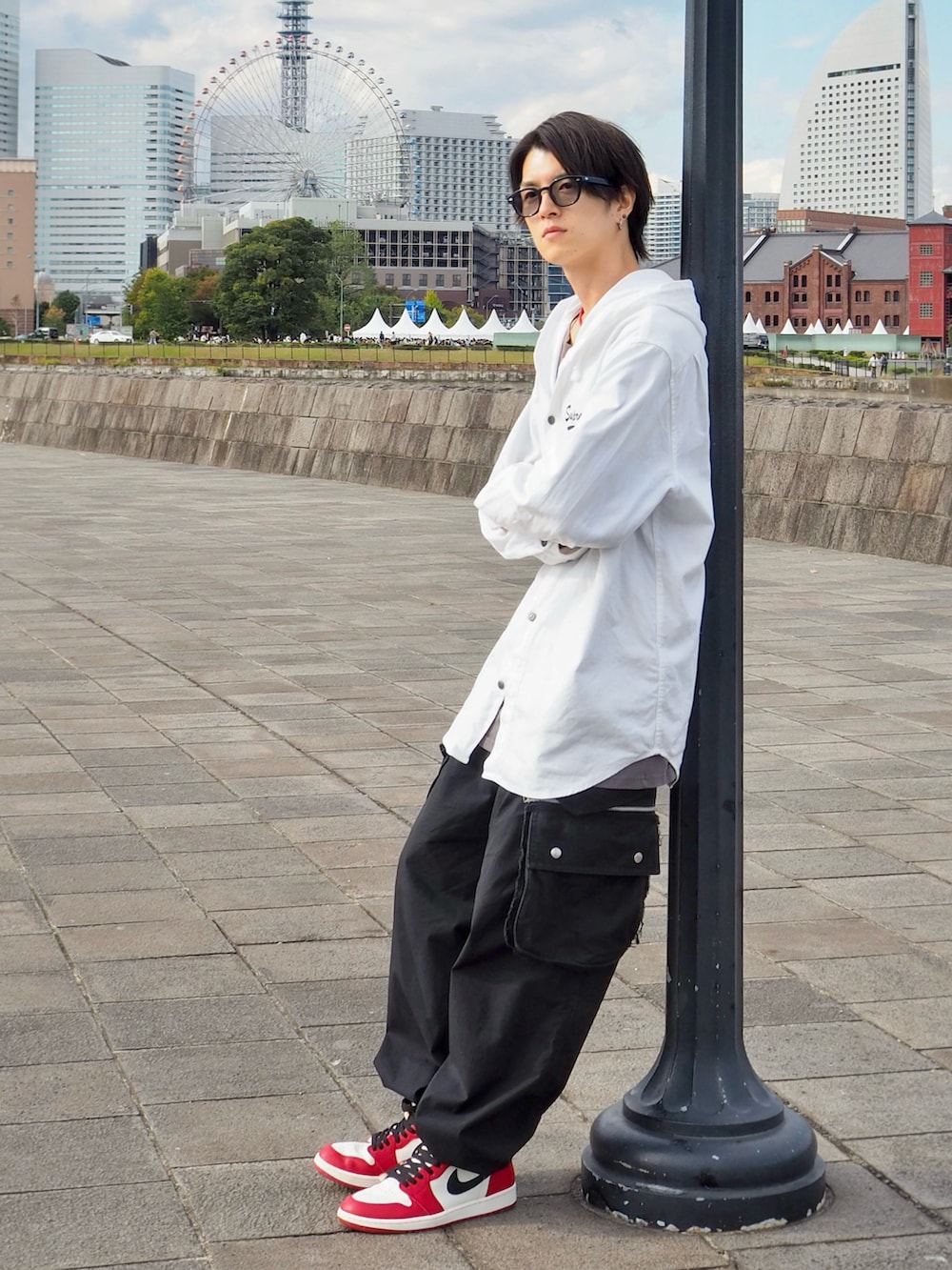 レッド系のスニーカー、ブラック系のカーゴパンツ、ホワイト系のシャツ/ブラウスを着用したメンズの冬コーディネートの2枚目の写真