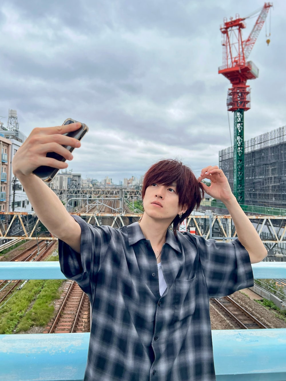 ブラック系のスニーカー、ブラック系のデニムパンツ、ブラック系のシャツ/ブラウスを着用したメンズの夏コーディネートの3枚目の写真