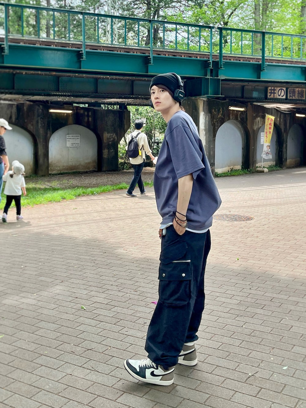「シンプルコーデ、パステルカラー、古着MIX、スポーツミックス、韓国ファッション、スニーカー、カーゴパンツ、レイヤードスタイル、ストリート、Anui、ヘッドホン、お出かけコーデ、ゆるコーデ、夏コーデ、ロゴT」｜「NIKEのアイテム（スニーカー、ベージュ系）」を使った、RiKu.さん（メンズ・171cm）の春コーディネートの4枚目の写真