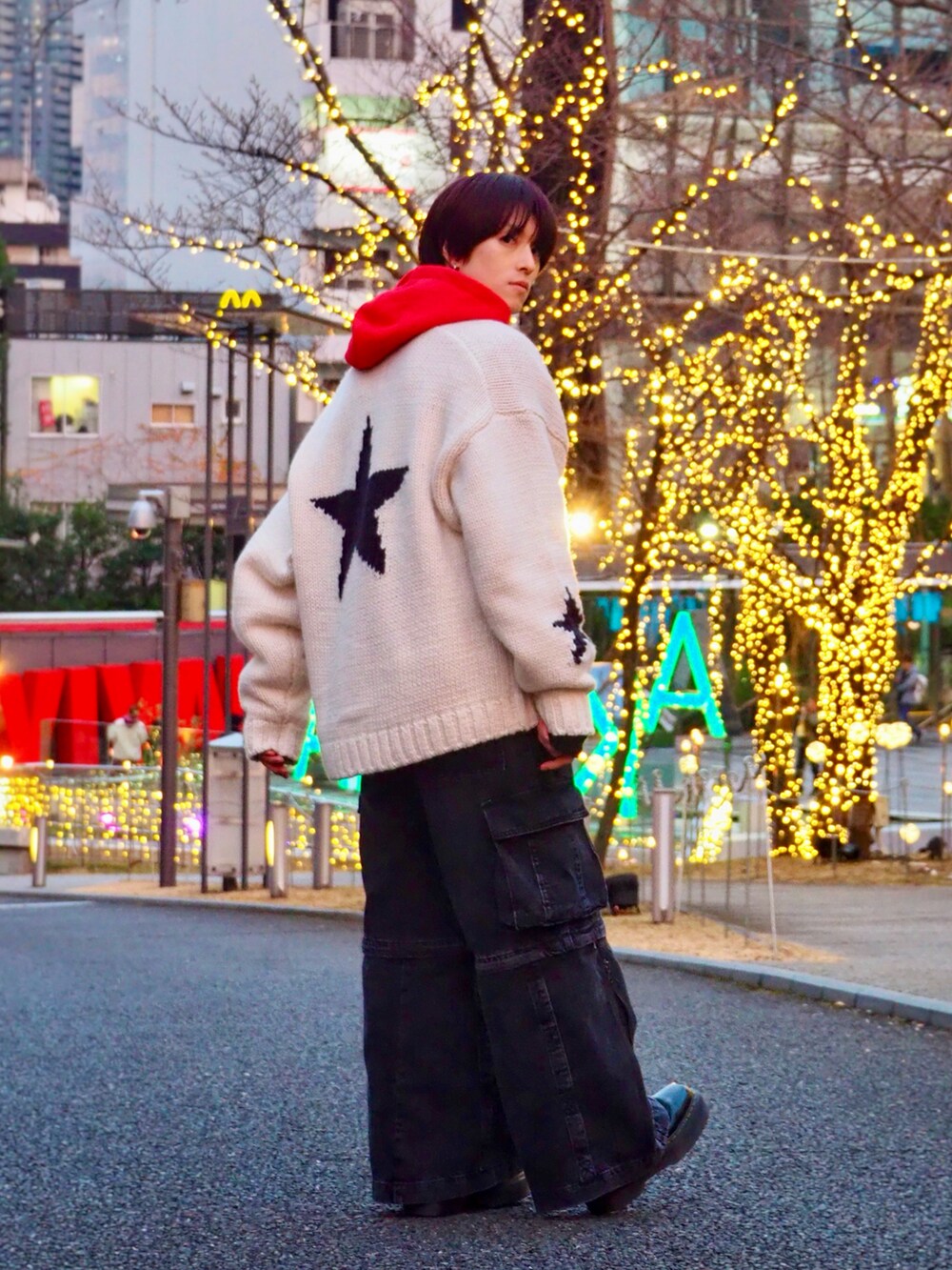 ブラック系のブーツ、グレー系のデニムパンツ、ホワイト系のニット/セーターを着用したメンズの冬コーディネートの3枚目の写真