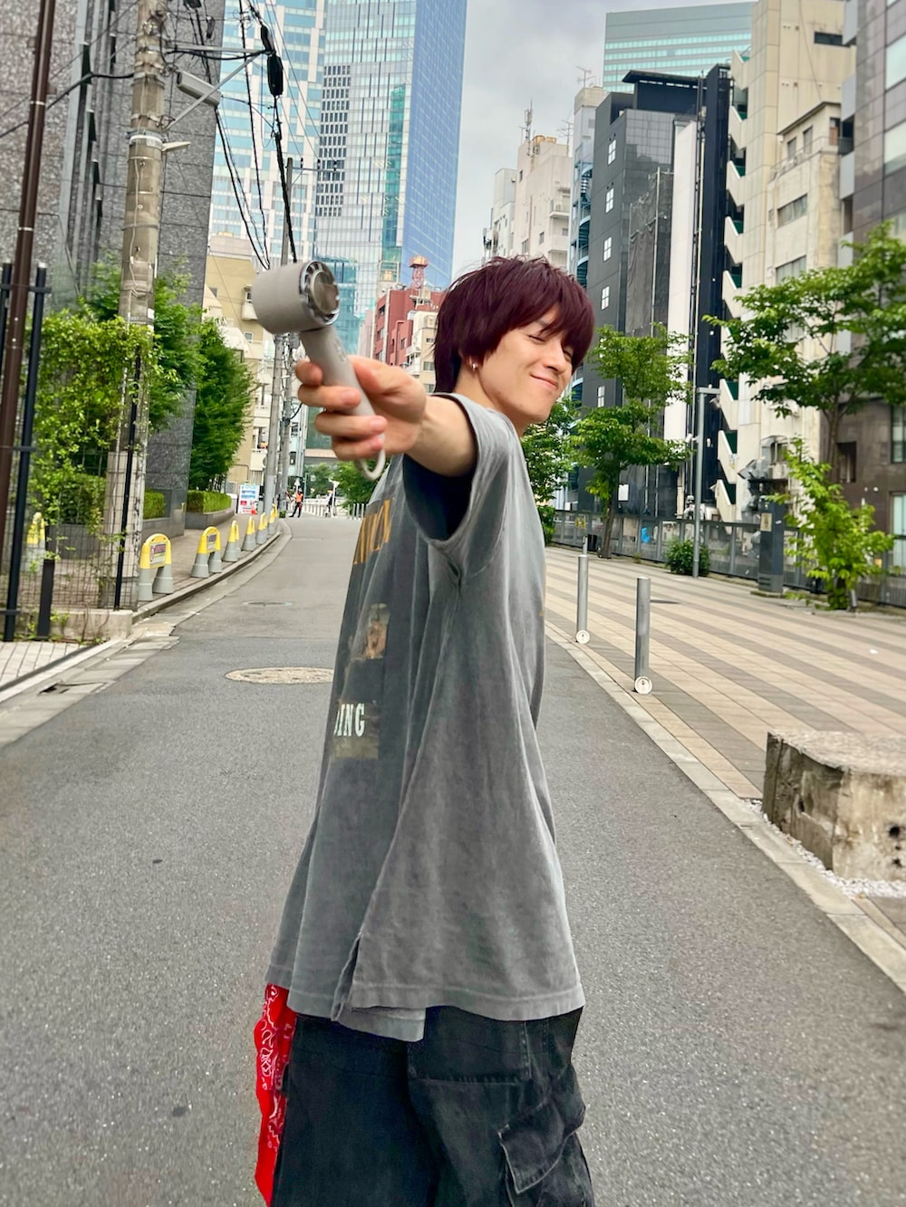 ブラック系のスニーカー、グレー系のデニムパンツ、グレー系のTシャツ/カットソーを着用したメンズの夏コーディネートの3枚目の写真