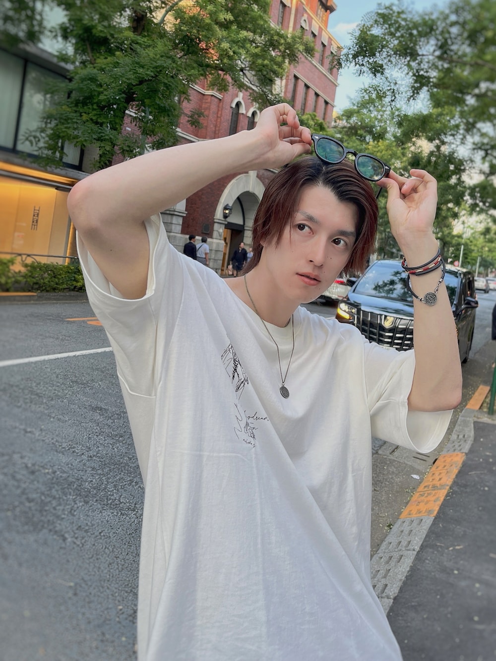 「アツいコーデ全部見せ、お出かけコーデ、古着MIX、シャツスタイル、秋服準備はじめました、スニーカー、厚底シューズ、サングラス、プチプラ、デニム、ロゴT、レイヤードスタイル、メガネ男子、デートコーデ、腰巻きスタイル」｜「NIKEのアイテム（スニーカー、ベージュ系）」を使った、RiKu.さん（メンズ・171cm）の夏コーディネートの3枚目の写真