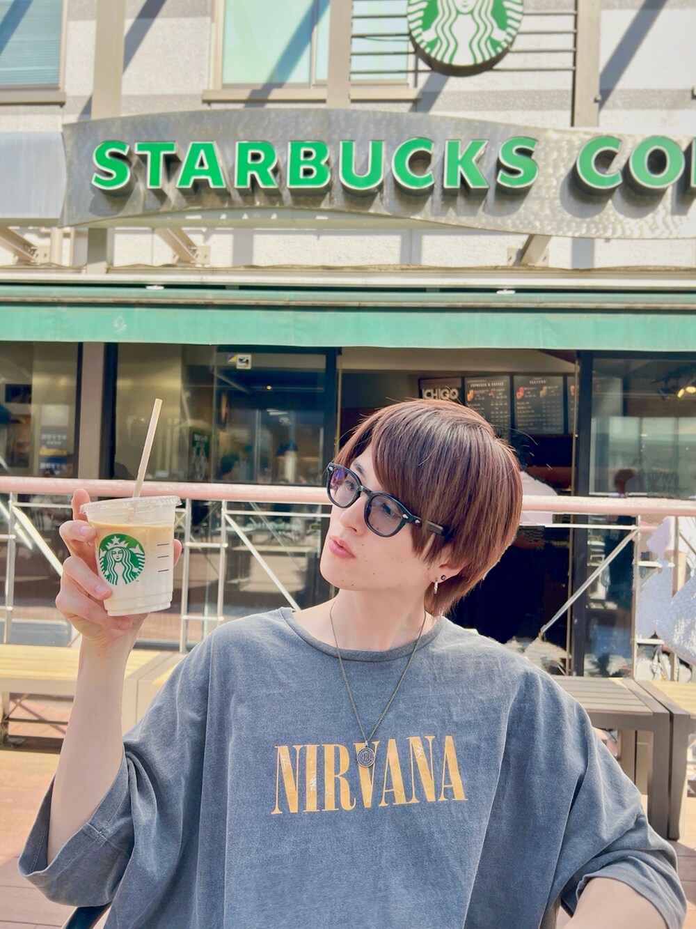 ホワイト系のスニーカー、ブラック系のデニムパンツ、グレー系のTシャツ/カットソーを着用したメンズの春コーディネートの2枚目の写真