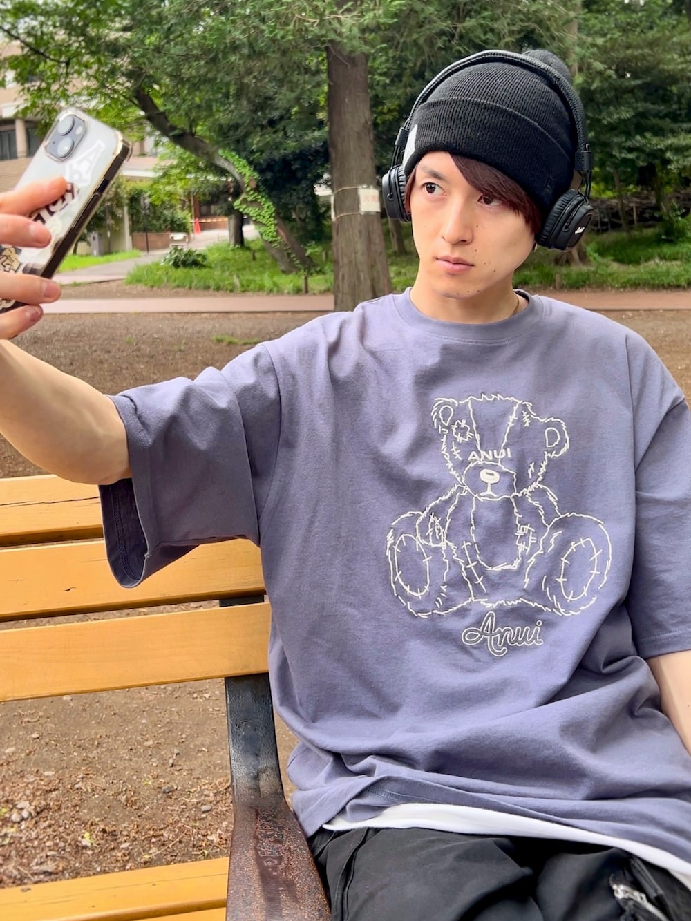 「シンプルコーデ、パステルカラー、古着MIX、スポーツミックス、韓国ファッション、スニーカー、カーゴパンツ、レイヤードスタイル、ストリート、Anui、ヘッドホン、お出かけコーデ、ゆるコーデ、夏コーデ、ロゴT」｜「NIKEのアイテム（スニーカー、ベージュ系）」を使った、RiKu.さん（メンズ・171cm）の春コーディネートの3枚目の写真