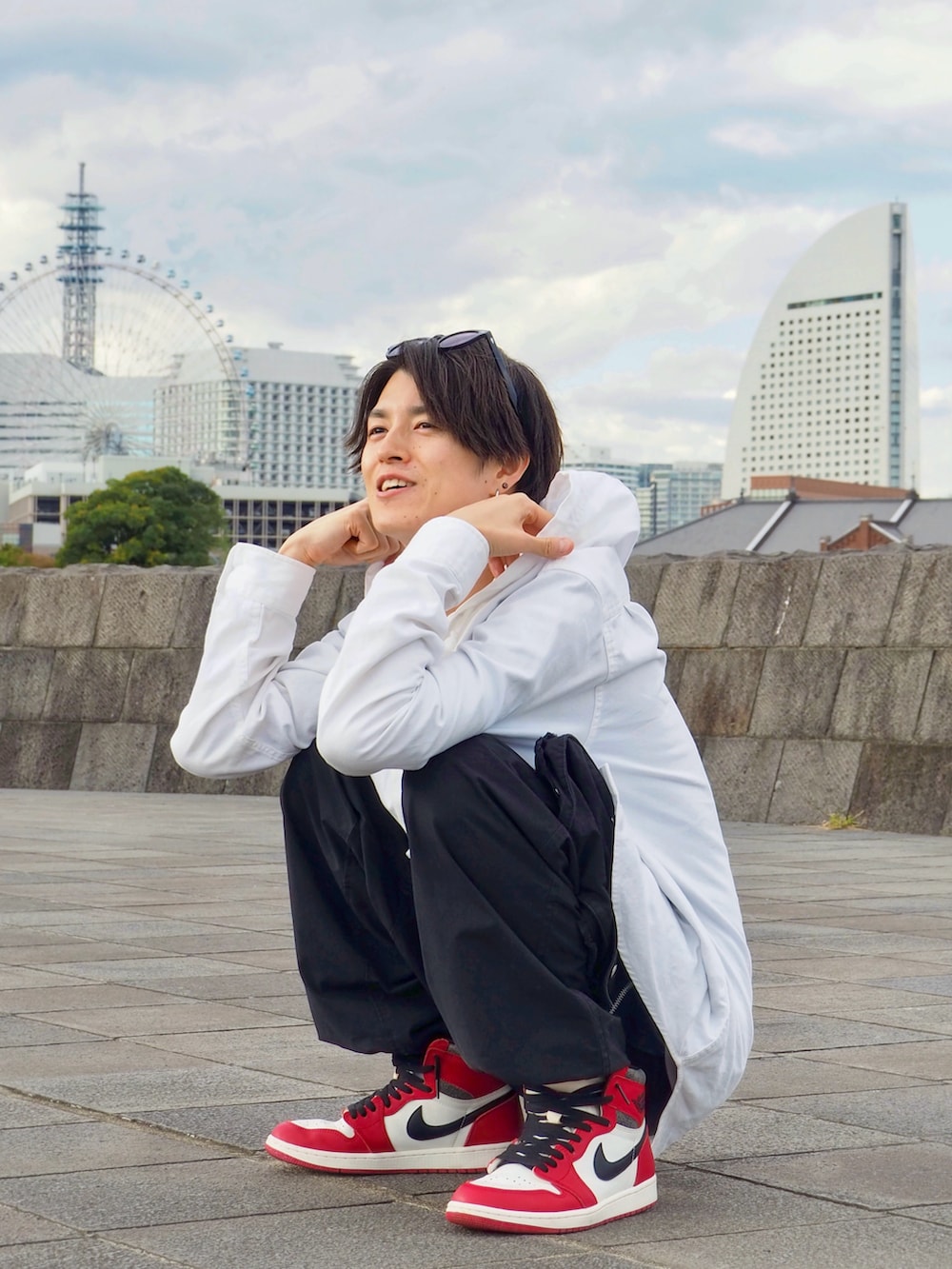 レッド系のスニーカー、ブラック系のカーゴパンツ、ホワイト系のシャツ/ブラウスを着用したメンズの冬コーディネートの3枚目の写真