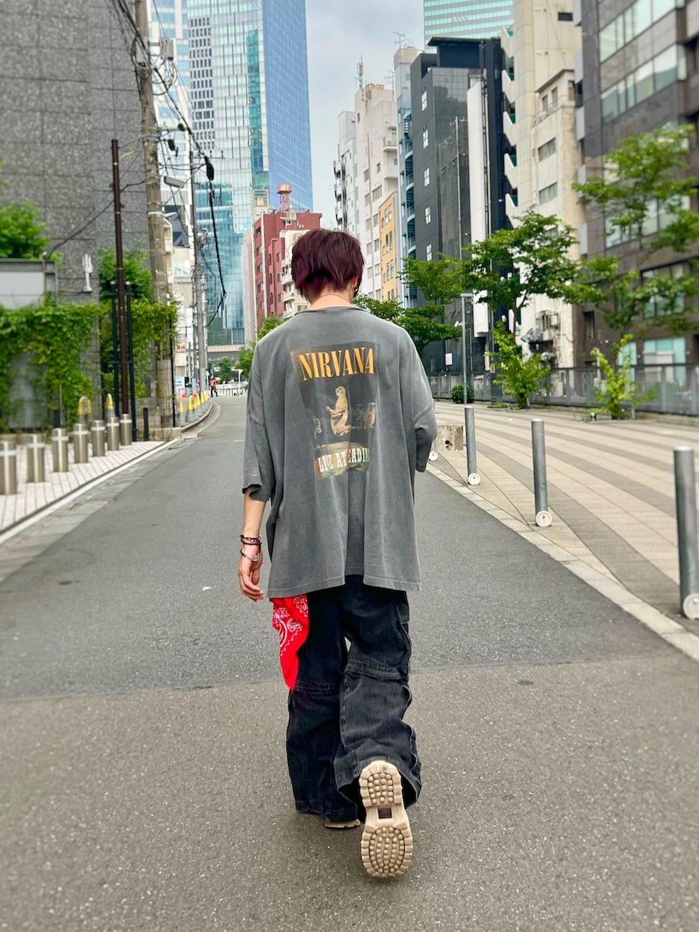 ブラック系のスニーカー、グレー系のデニムパンツ、グレー系のTシャツ/カットソーを着用したメンズの夏コーディネートの2枚目の写真