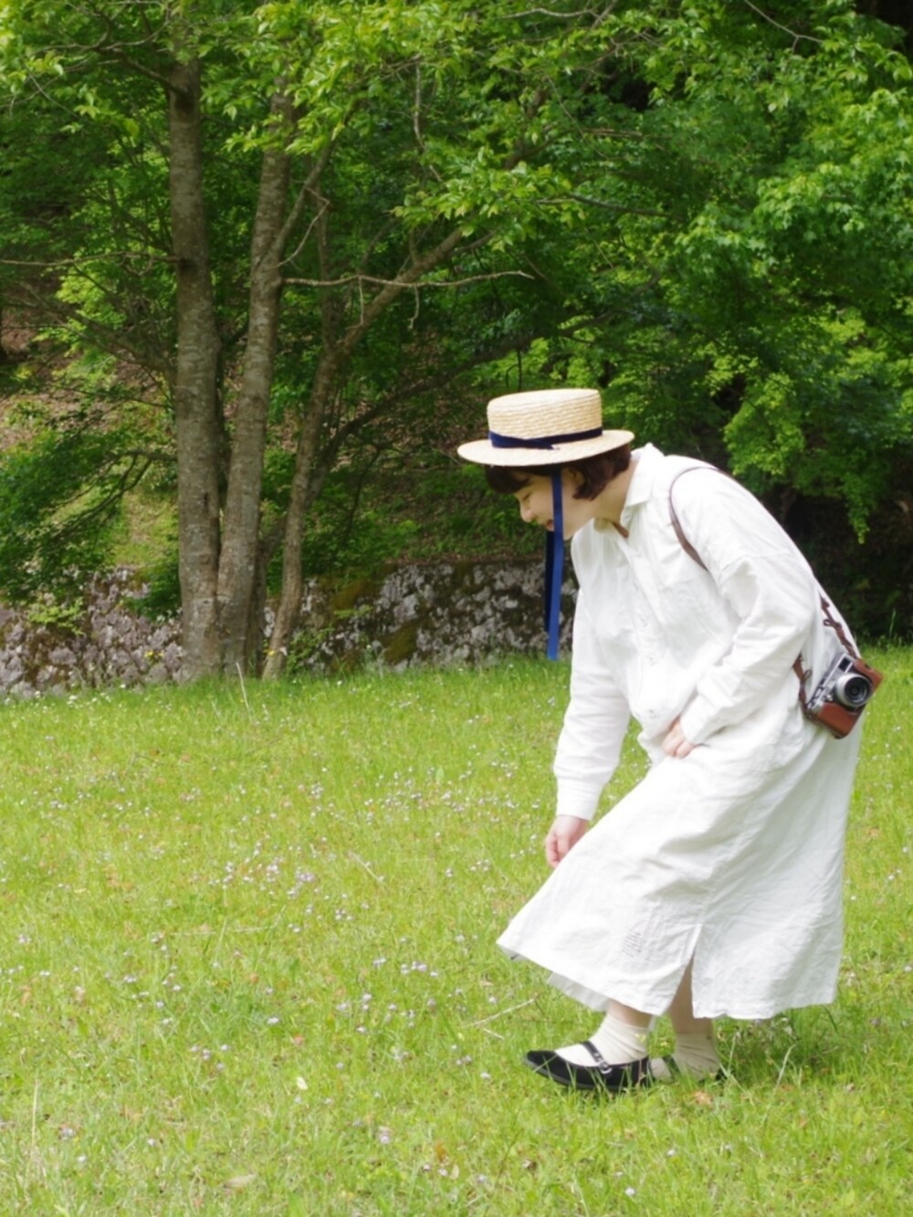 ブルー系のハットを着用したレディースの夏コーディネートの2枚目の写真