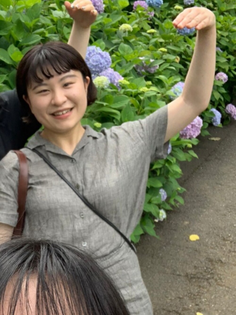 グレー系のシャツ/ブラウス、ブラック系のサンダルを着用したレディースの夏コーディネートの2枚目の写真