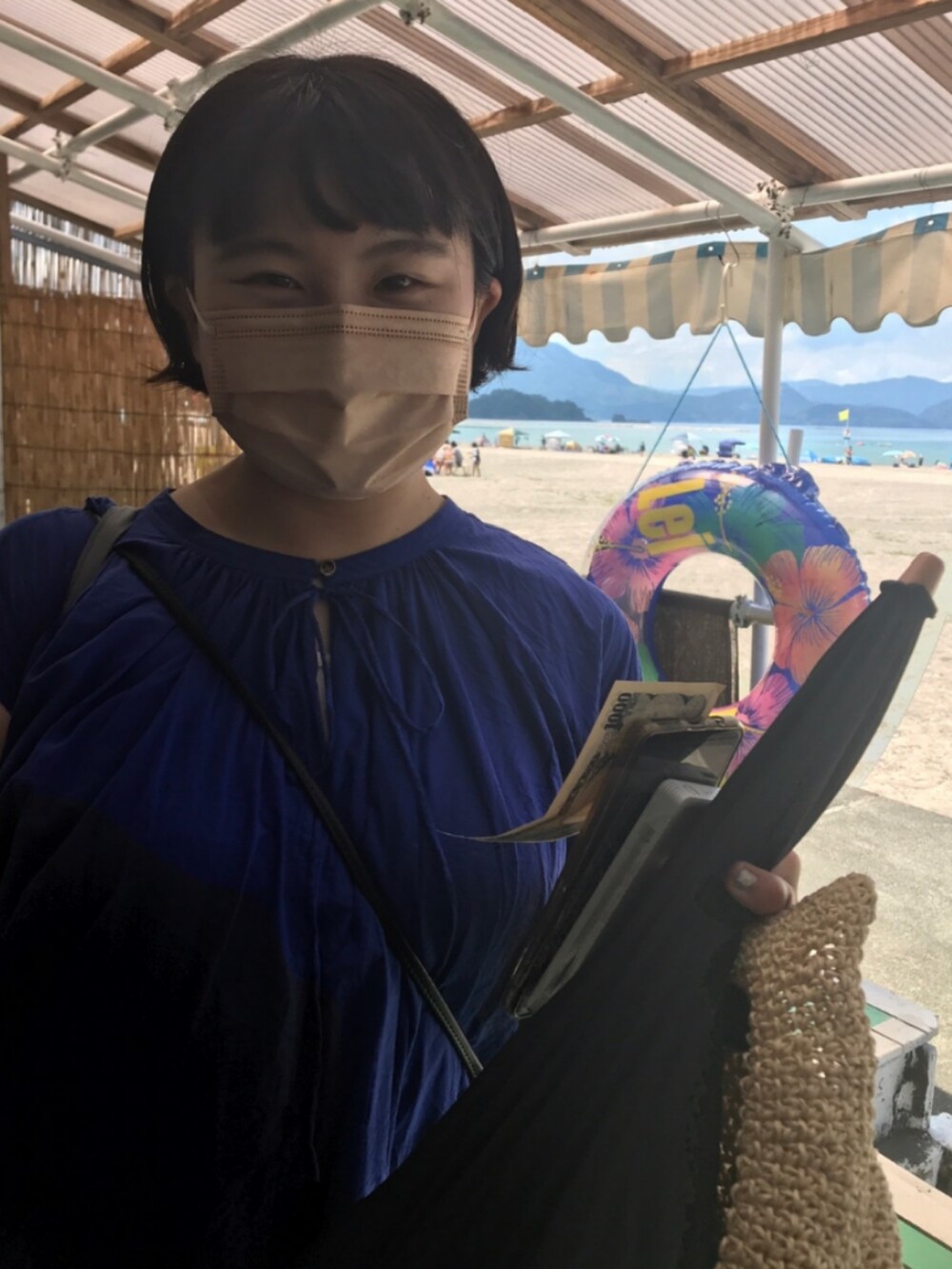 ブルー系のワンピースを着用したレディースの夏コーディネートの2枚目の写真