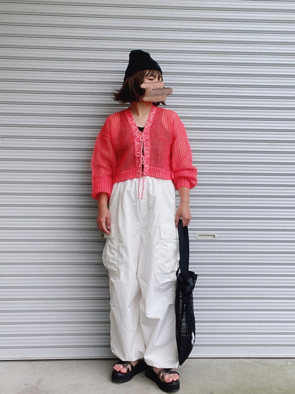 レッド系のカーディガン/ボレロ、ブラック系のタンクトップ、ホワイト系のカーゴパンツを着用したレディースの夏コーディネートの2枚目の写真