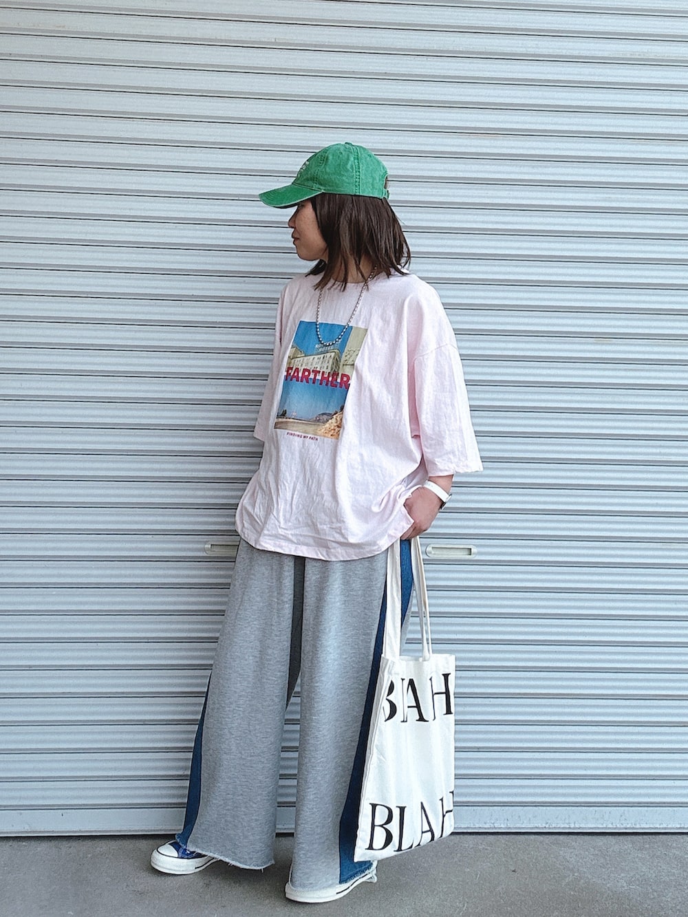 ブルー系のトップス、ピンク系のトップス、グレー系のパンツを着用したレディースの春コーディネートの2枚目の写真