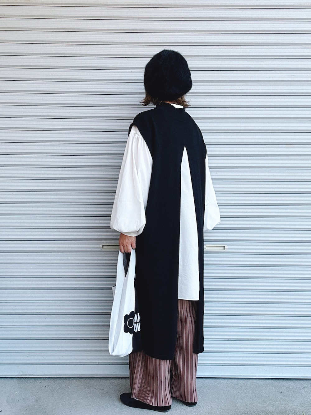 ブラック系のワンピース、ホワイト系のシャツ/ブラウス、ブラウン系のその他パンツを着用したレディースの秋コーディネートの2枚目の写真