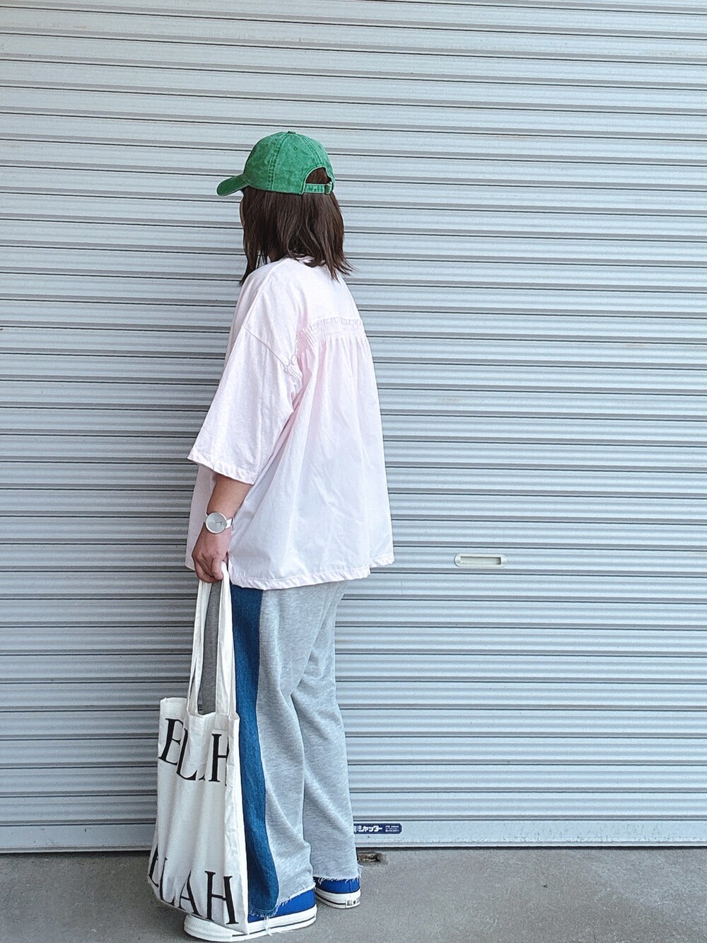 ブルー系のトップス、ピンク系のトップス、グレー系のパンツを着用したレディースの春コーディネートの3枚目の写真