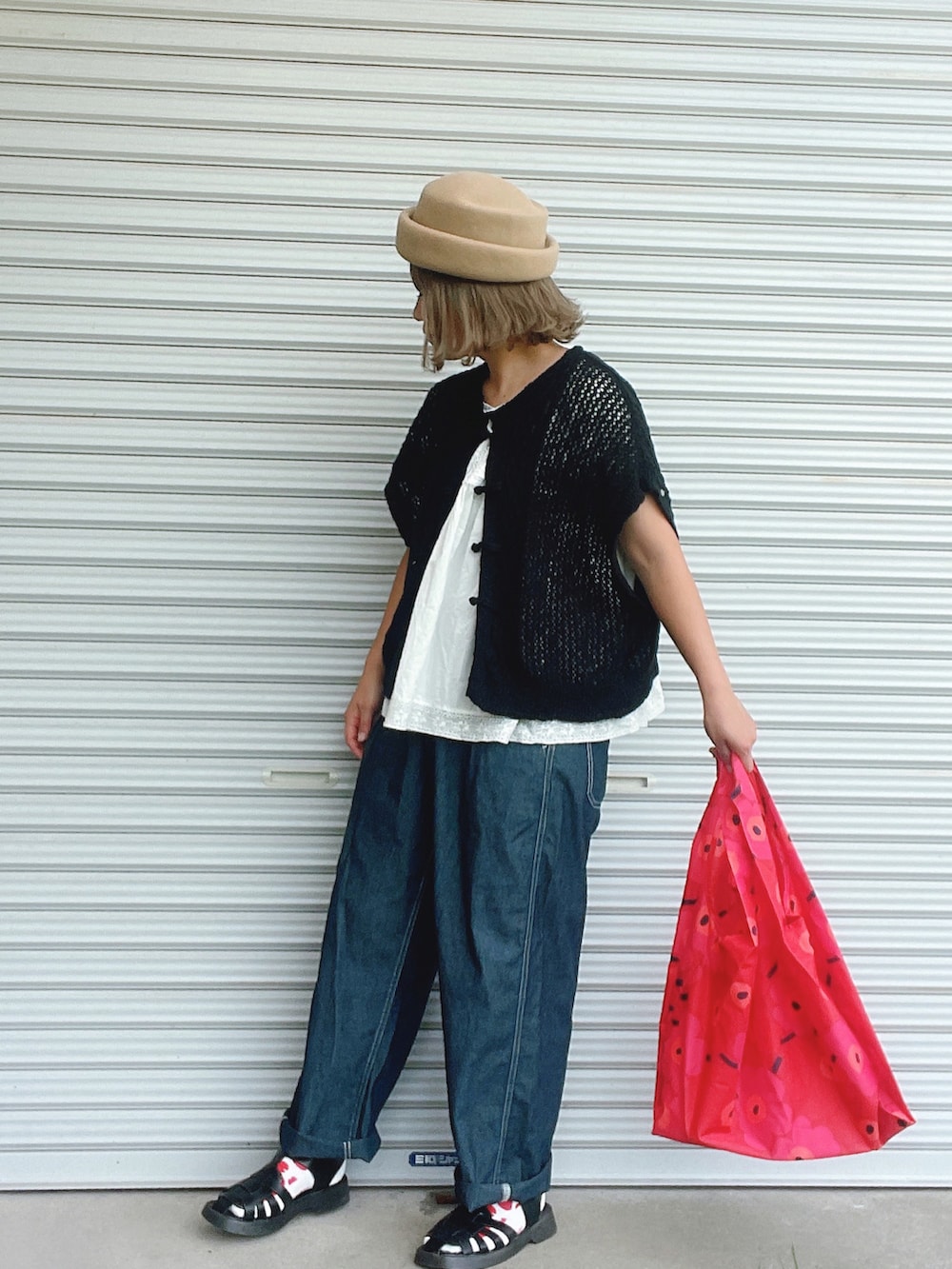 ブラック系のベスト、ホワイト系のシャツ/ブラウス、ブルー系のデニムパンツを着用したレディースの夏コーディネートの2枚目の写真