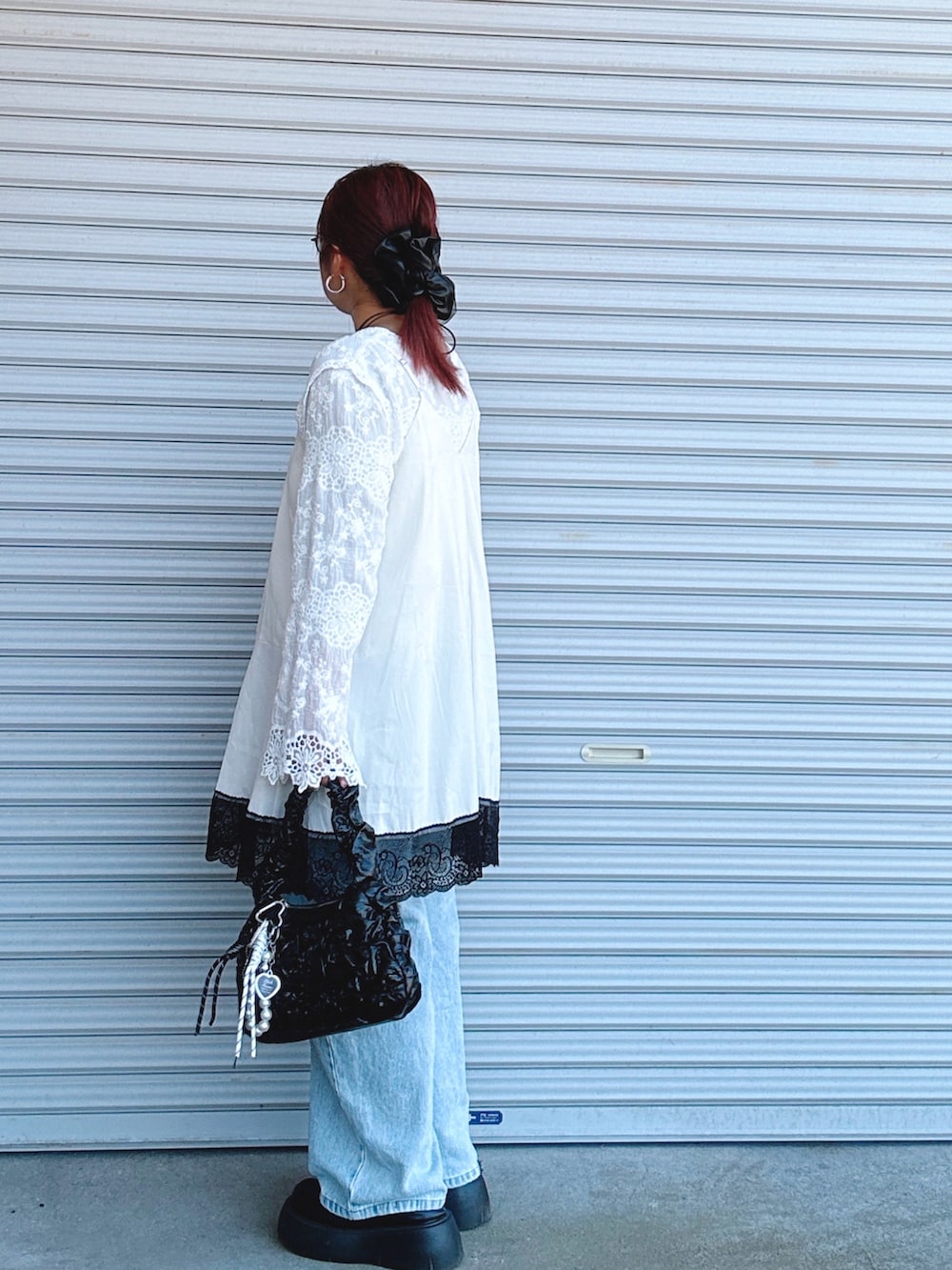 ホワイト系のキャミソール、ブルー系のデニムパンツ、ホワイト系のシャツ/ブラウスを着用したレディースの冬コーディネートの2枚目の写真