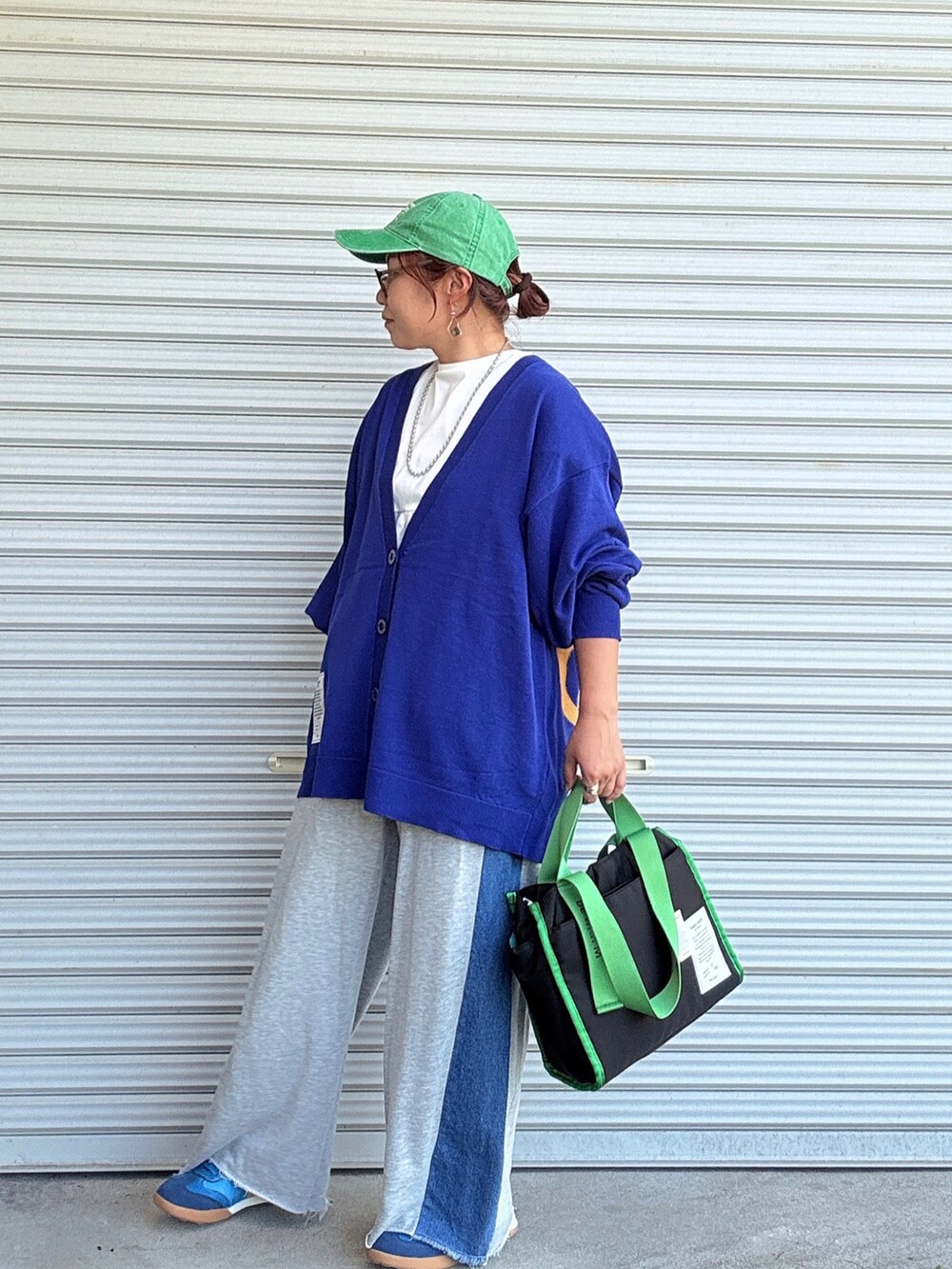 ホワイト系のTシャツ/カットソー、ブルー系のスニーカー、ブルー系のトップスを着用したレディースの秋コーディネートの2枚目の写真