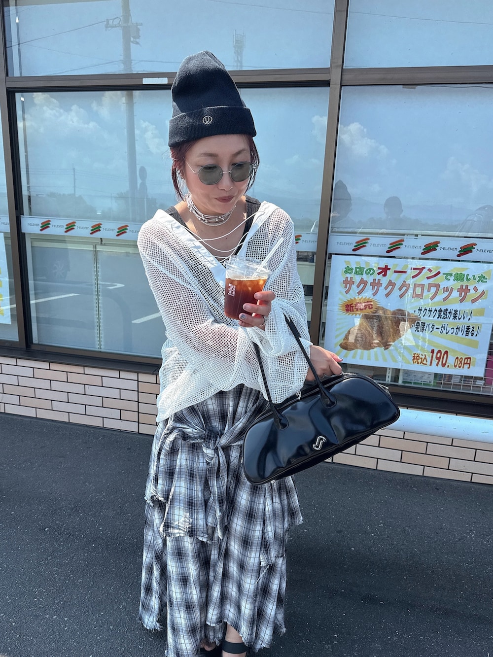 「モノトーン、レイヤードスタイル、チェックスカート、チェック、ロングスカート、ニット帽、サンダル、デートコーデ、休日スタイル、ぽっちゃり、パーカー、メッシュ、チョーカー」｜「JEANASISのシャツライクアシメチェックロングスカート/496534（スカート、ブラック系）」を使った、♡、。・S♡、。・:*:・さん（レディース・159cm）の夏コーディネートの3枚目の写真