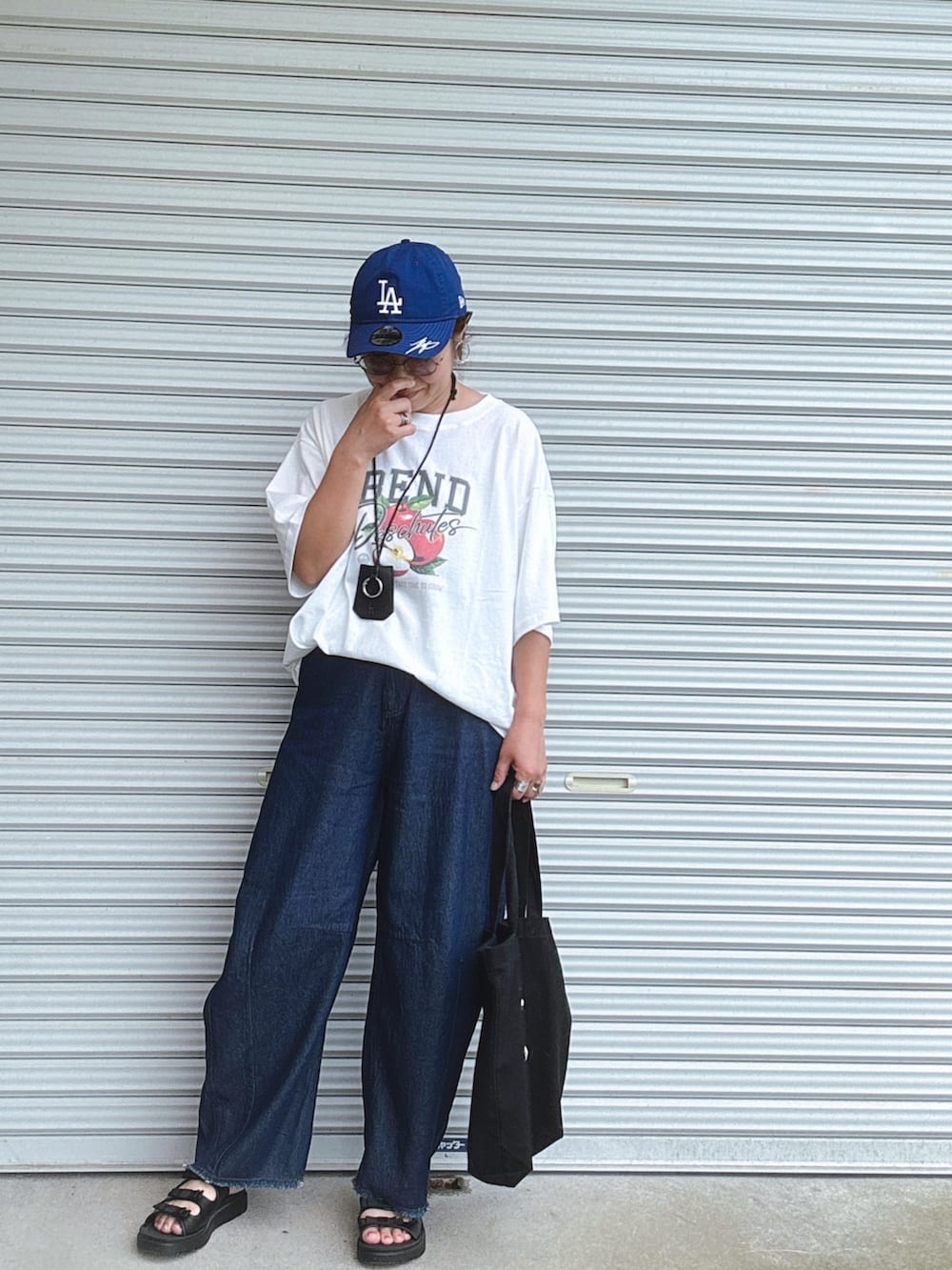 「夏ルックで気分アップ、デニム、サングラス、白Tシャツ、シンプルコーデ、ゆるコーデ、niko and ...、トートバッグ、キャップ、ぽっちゃり」｜「NEW ERAの【OHTANI17】NEW ERA 930 CAP(MEN)（キャップ、ブルー系）」を使った、♡、。・S♡、。・:*:・さん（レディース・159cm）の夏コーディネートの2枚目の写真