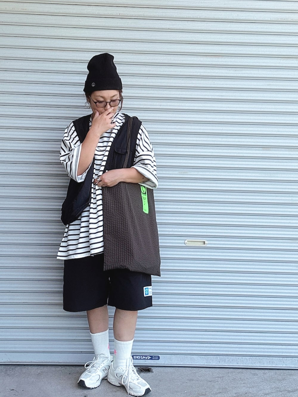 ブラック系のTシャツ/カットソー、ブラック系のその他パンツ、ブラック系のベストを着用したレディースの秋コーディネートの3枚目の写真