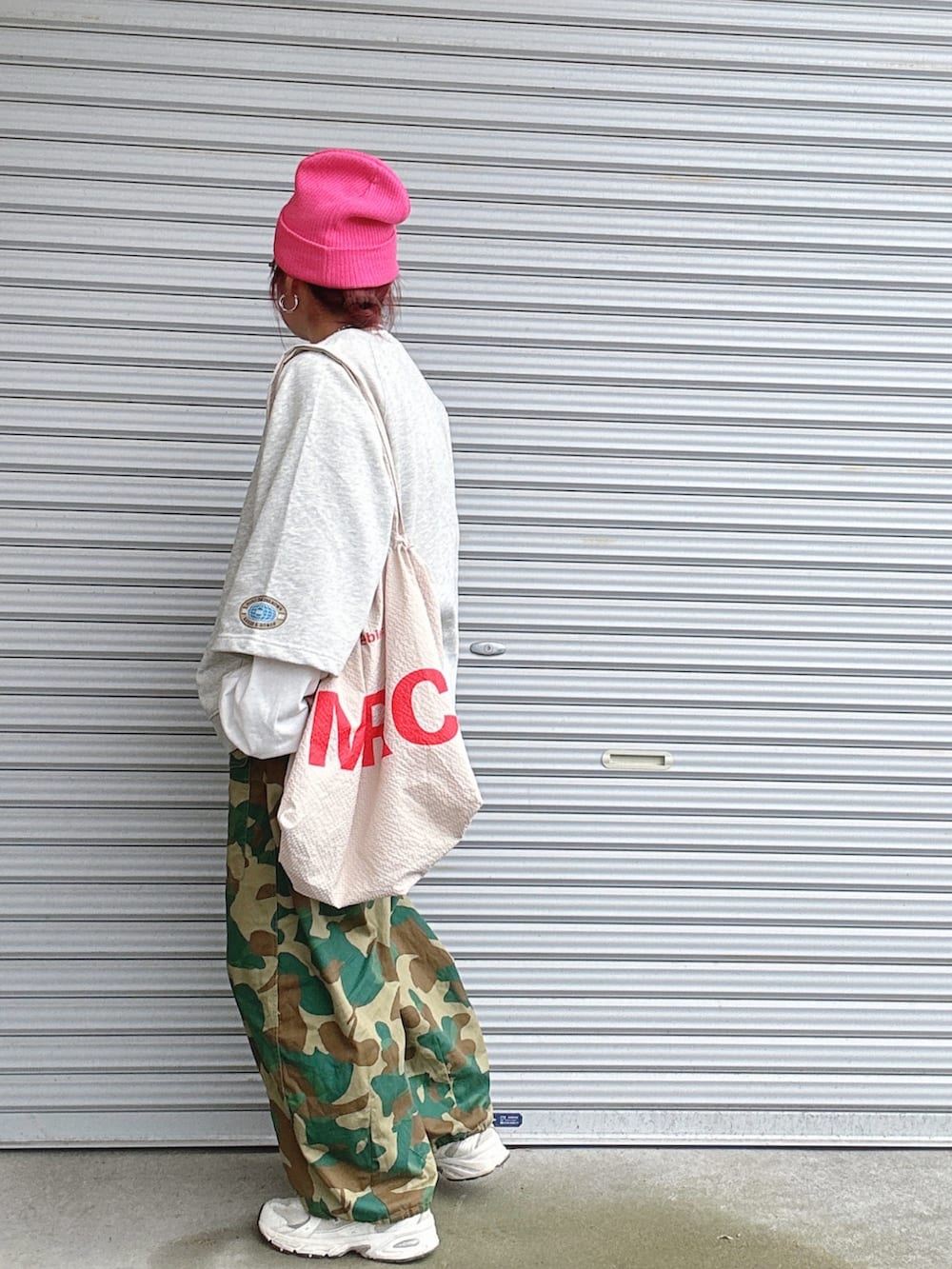 ベージュ系のトートバッグ、ホワイト系のトップス、ホワイト系のトップスを着用したレディースの春コーディネートの2枚目の写真