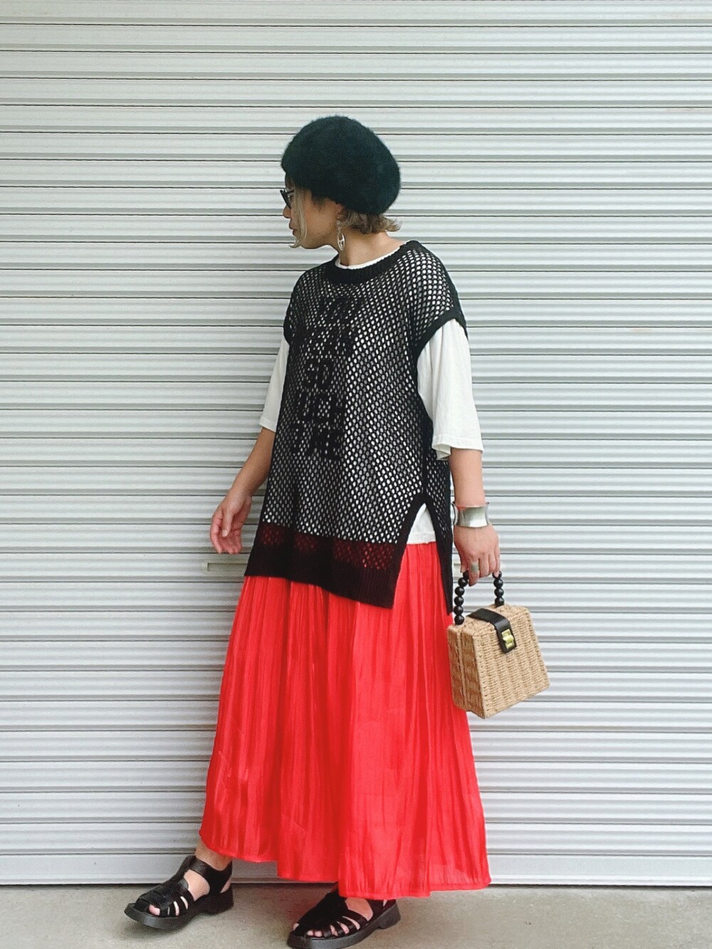 ブラック系のトップス、ホワイト系のTシャツ/カットソー、レッド系のスカートを着用したレディースの夏コーディネートの2枚目の写真