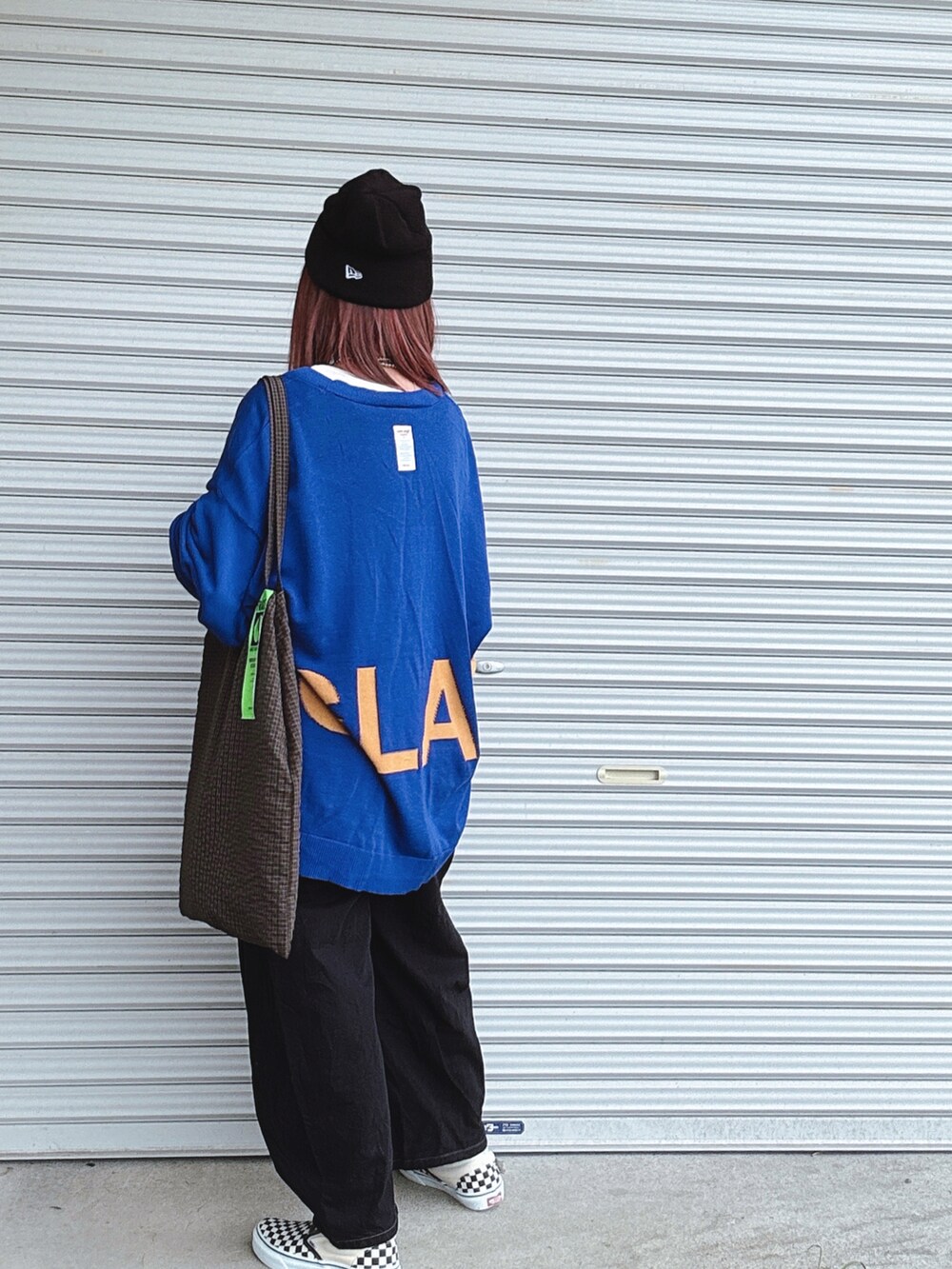 ホワイト系のTシャツ/カットソー、ブラック系のスリッポン、ブルー系のトップスを着用したレディースの秋コーディネートの2枚目の写真