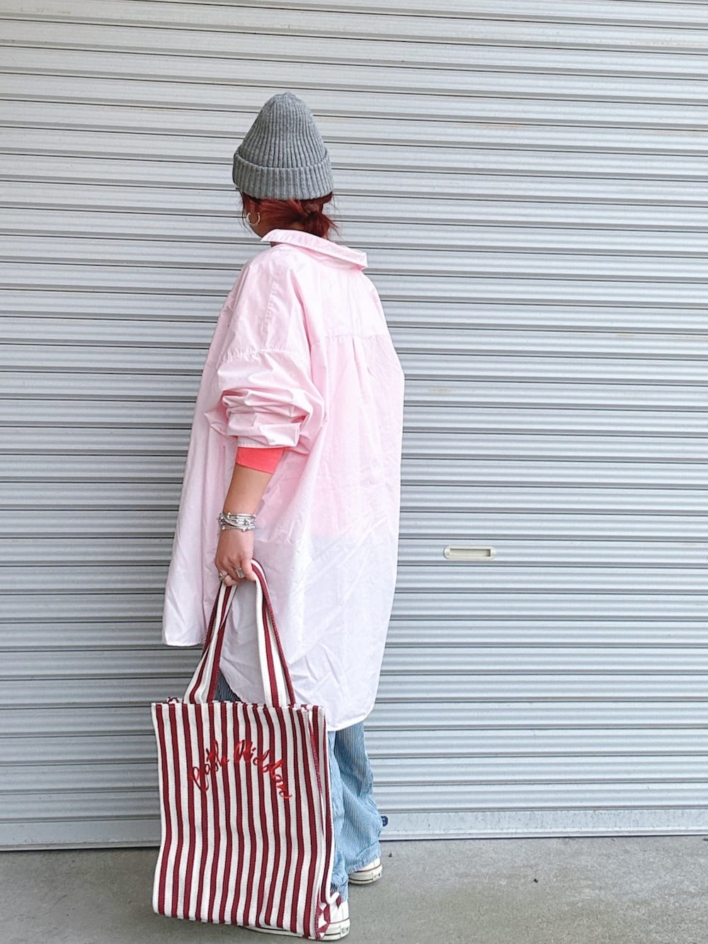 レッド系のTシャツ/カットソー、その他のトートバッグ、ピンク系のシャツ/ブラウスを着用したレディースの春コーディネートの2枚目の写真
