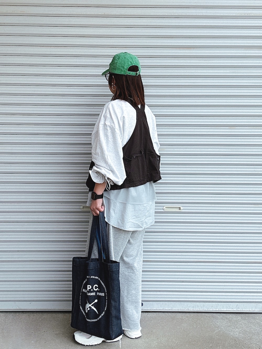 ブラック系のトップス、グレー系のトップス、グレー系のパンツを着用したレディースの春コーディネートの2枚目の写真