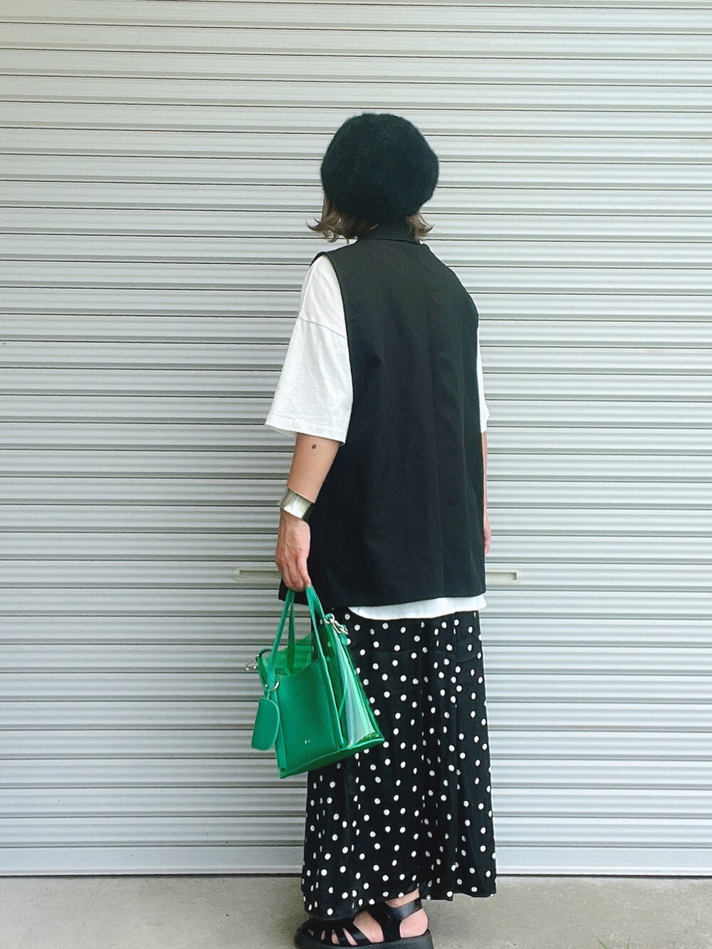 ブラック系のベスト、ホワイト系のTシャツ/カットソー、ブラック系のその他パンツを着用したレディースの夏コーディネートの3枚目の写真