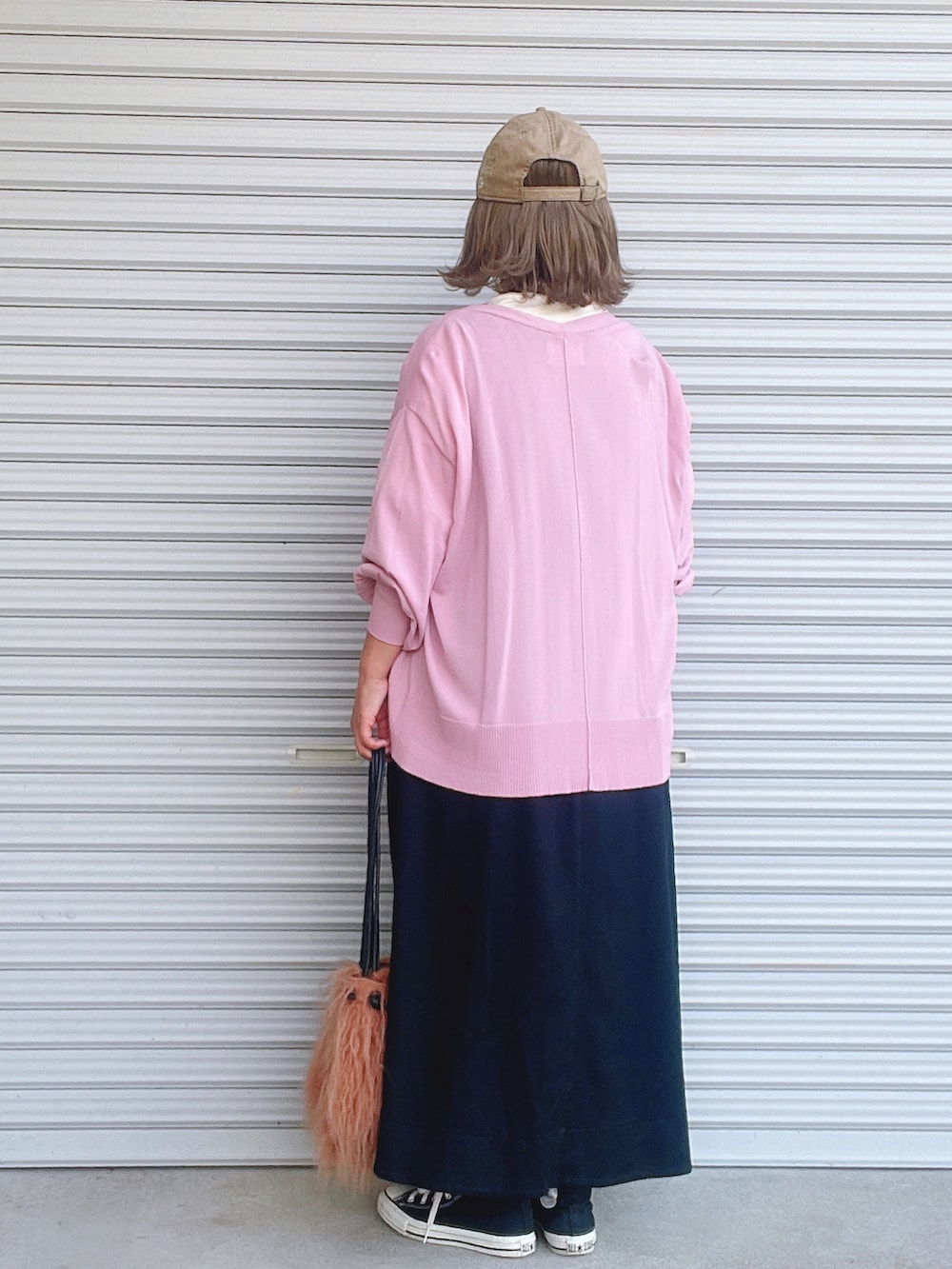 ピンク系のカーディガン/ボレロ、ベージュ系のTシャツ/カットソー、ブラック系のワンピースを着用したレディースの秋コーディネートの2枚目の写真