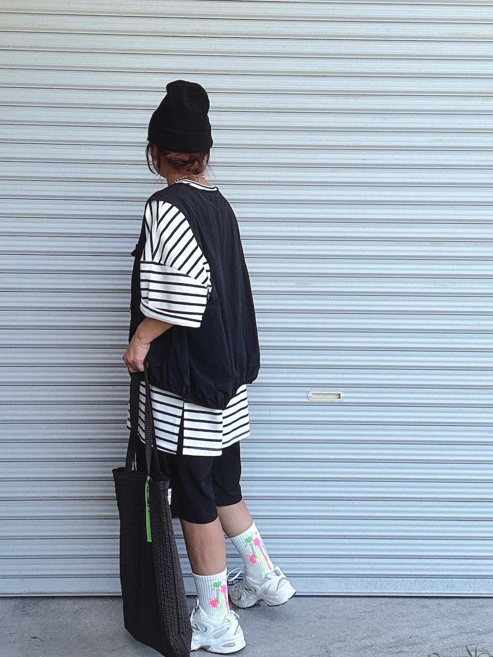 ブラック系のTシャツ/カットソー、ブラック系のその他パンツ、ブラック系のベストを着用したレディースの秋コーディネートの2枚目の写真