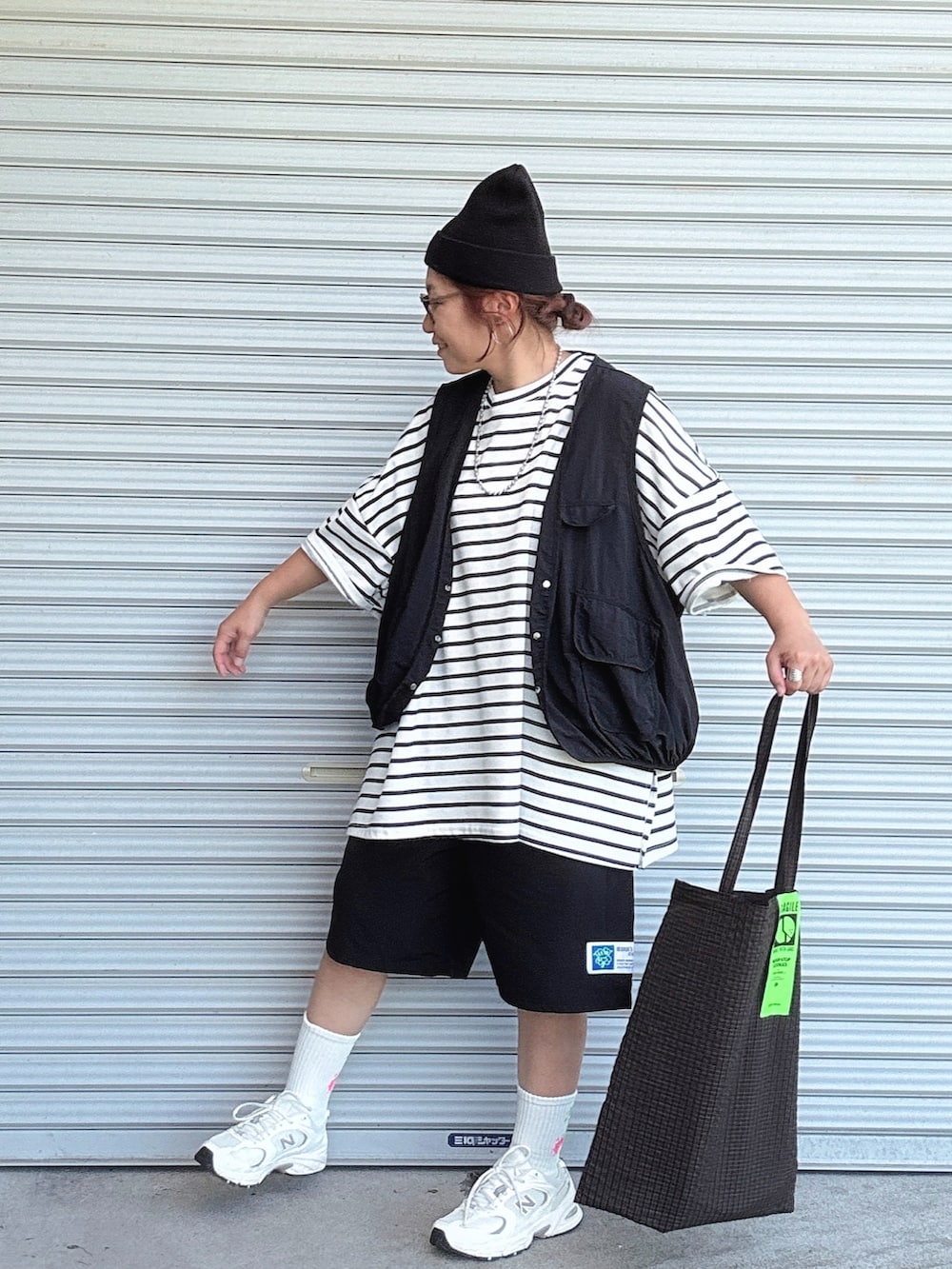 ブラック系のTシャツ/カットソー、ブラック系のその他パンツ、ブラック系のベストを着用したレディースの秋コーディネートの4枚目の写真