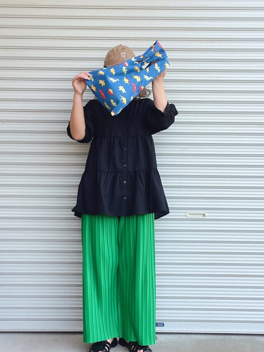 ブラック系のシャツ/ブラウス、グリーン系のその他パンツ、ブルー系のトートバッグを着用したレディースの春コーディネートの4枚目の写真