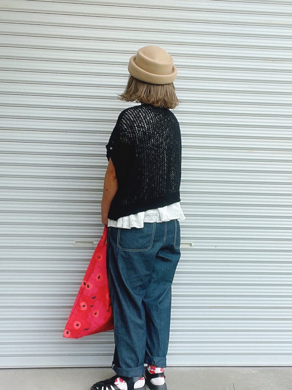 ブラック系のベスト、ホワイト系のシャツ/ブラウス、ブルー系のデニムパンツを着用したレディースの夏コーディネートの3枚目の写真