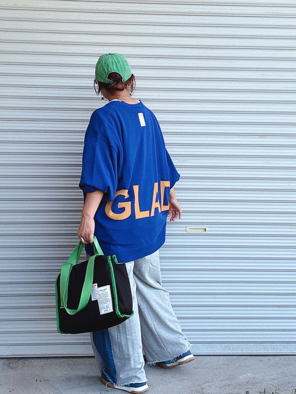 ホワイト系のTシャツ/カットソー、ブルー系のスニーカー、ブルー系のトップスを着用したレディースの秋コーディネートの3枚目の写真